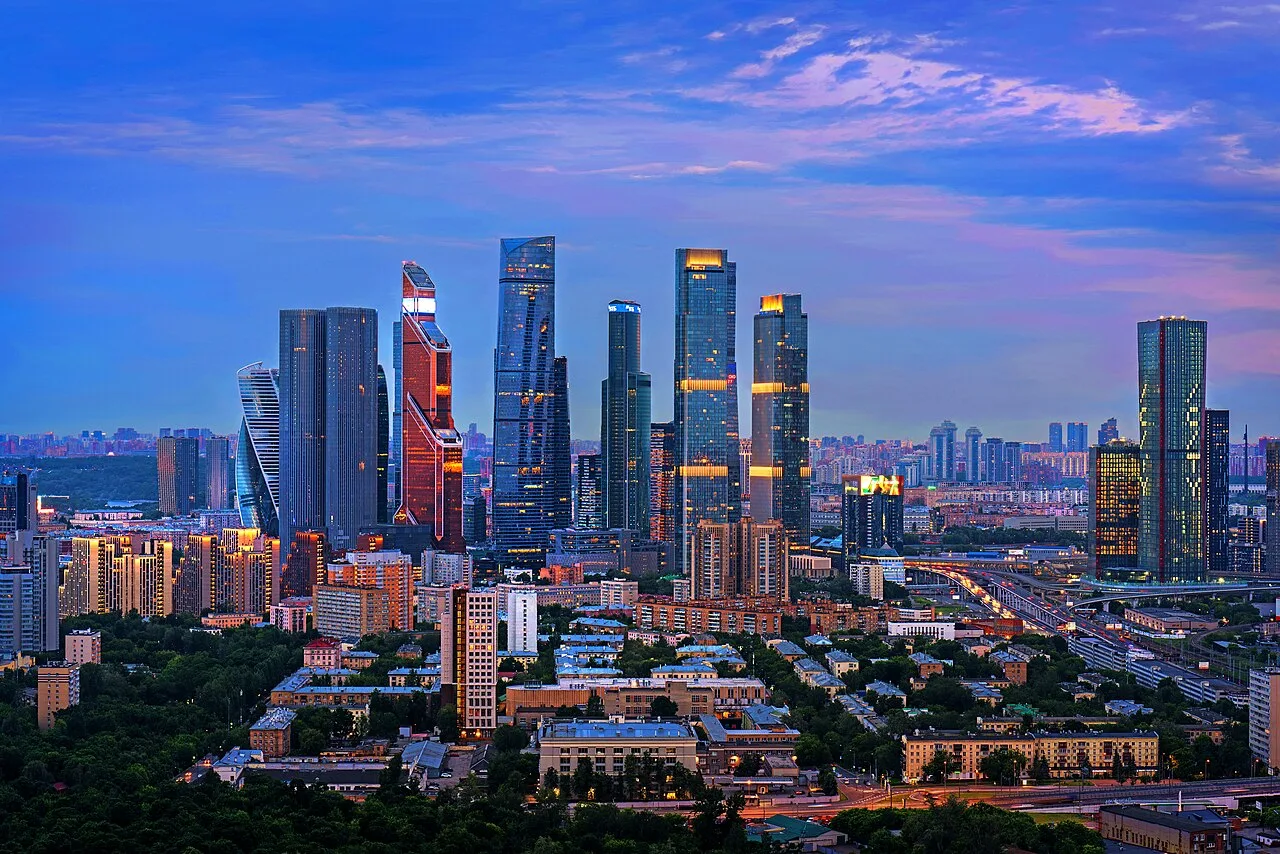 Вечерняя панорама Москвы: башни Москва-Сити с подсветкой над городскими кварталами